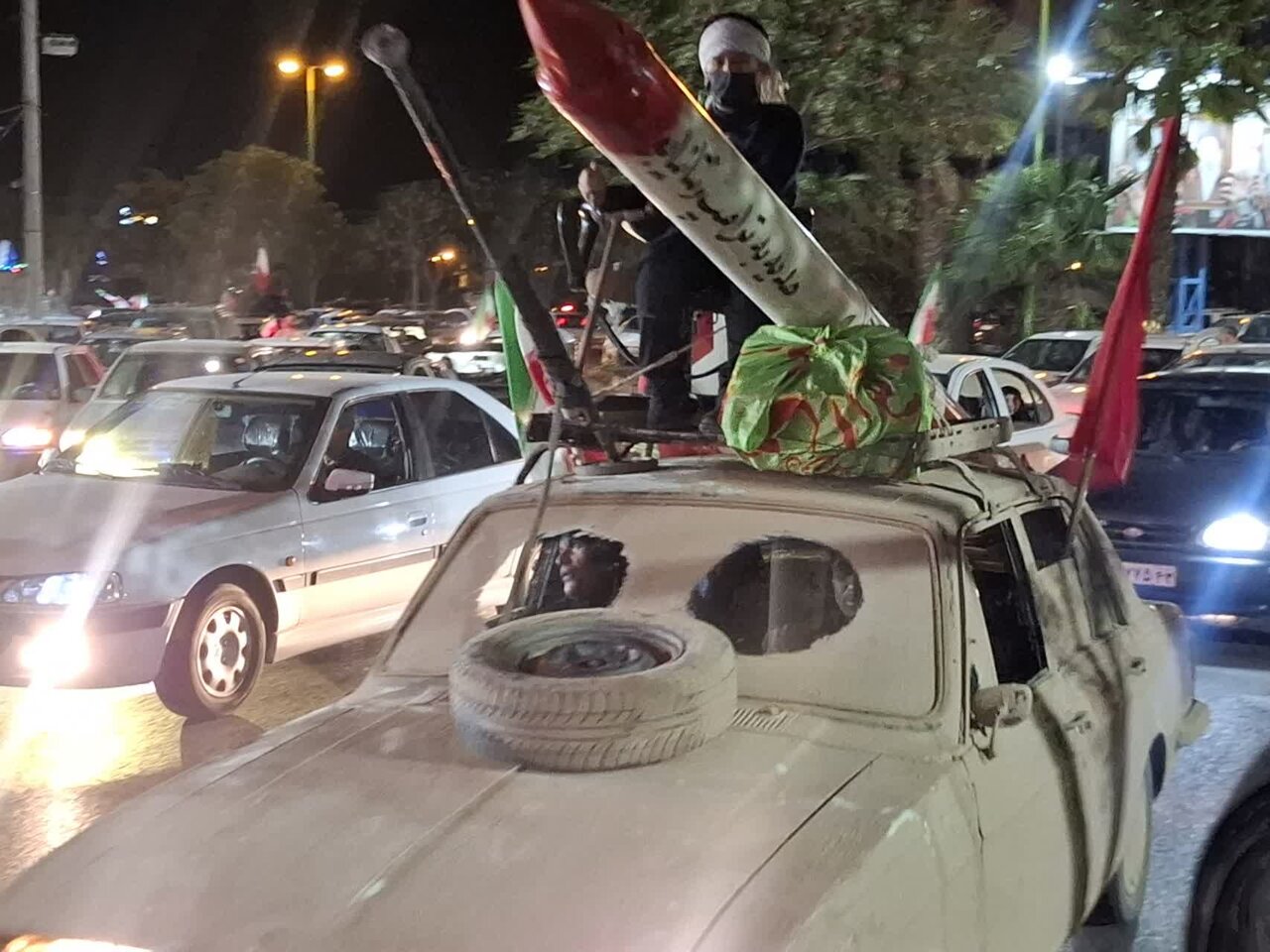 فیلم| کاروان خودرویی اتوبوسی جَنگ جَنگ تا پیروزی با حضور مردم انقلابی راوند