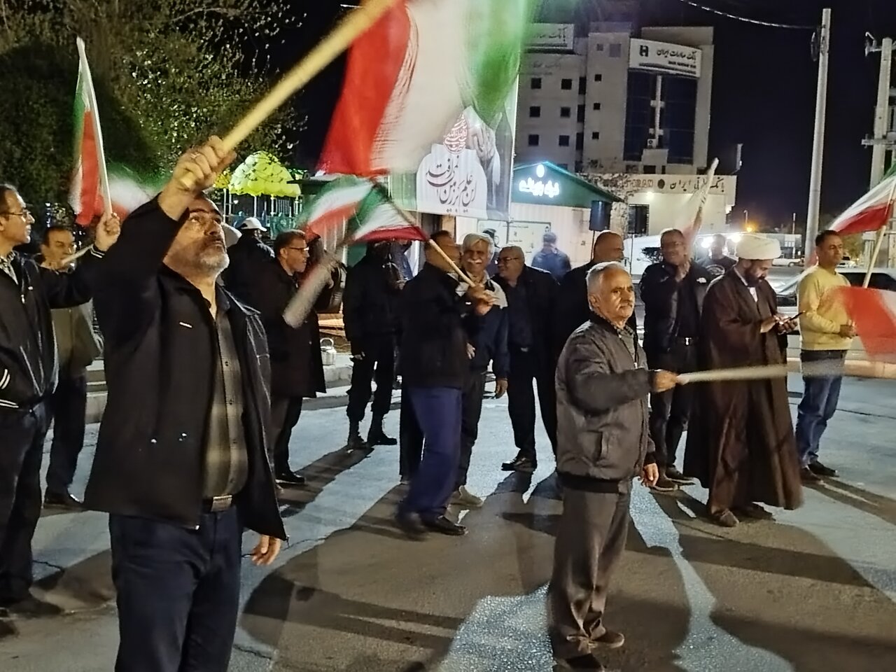 فیلم| پرچم گردانی نمازگزاران مسجد امام خمینی اراک در چهل و چهارمین شب حضور