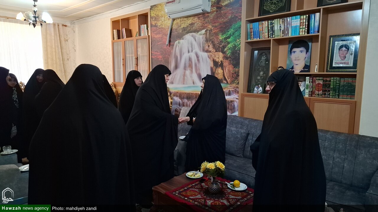 تصاویر/ دیدار مدیر و جمعی از معاونان مدیریت حوزه علمیه خواهران استان کرمان با خانواده شهید شهید اکبر آریانپور