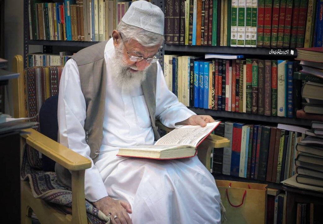 کتابی که خود رهبر شهید صحافی کردند