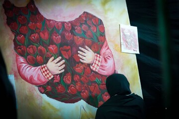 هنرآفرینی نماد ایثار و امید در اجتماع در تابلویی با گل‌های لاله و دستان کودکانه