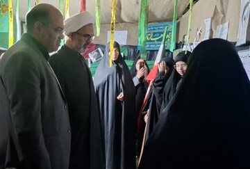 برپایی «غرفه زمینه‌سازان ظهور در آینه تاریخ» در مهریز توسط مبلغات طرح امین