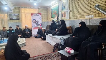 دیدار مدیر جامعه‌الزهرا(س) با خانواده استاد شهید