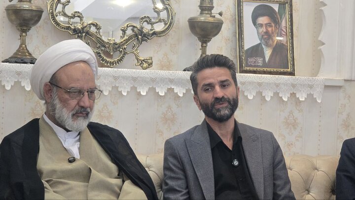 تصاویر/حوزه علمیه خواهران استان یزد؛ ادای احترام به سلاله پاک شهدا در دیدار با خانواده شهید امیرمحمد جعفریان