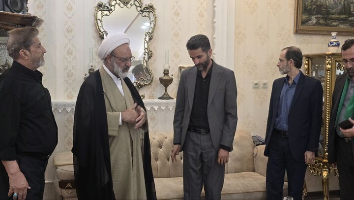 تصاویر/حوزه علمیه خواهران استان یزد؛ ادای احترام به سلاله پاک شهدا در دیدار با خانواده شهید امیرمحمد جعفریان