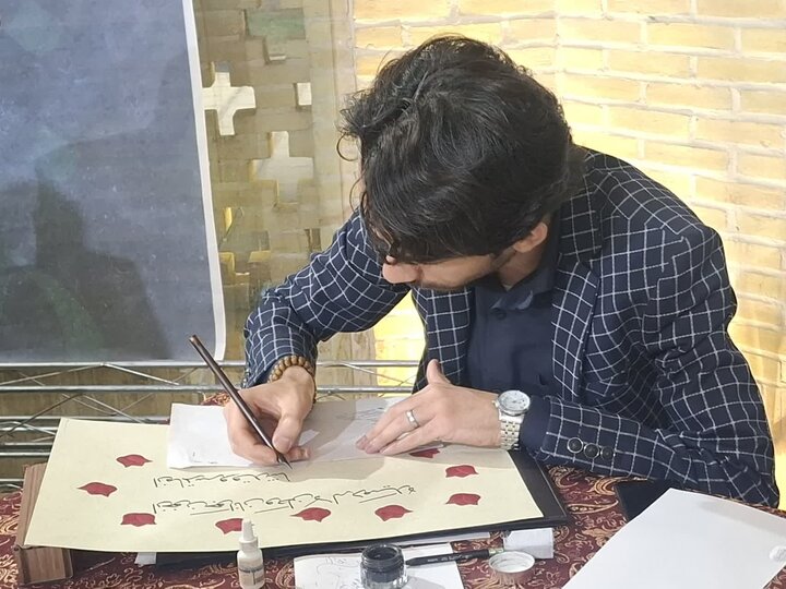 تصاویر/ موکب ایران با رویکرد هنر و حماسه همراه با آیین شور کتیبه هادر میدان کمال الملک کاشان