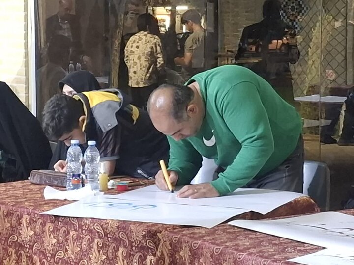 تصاویر/ موکب ایران با رویکرد هنر و حماسه همراه با آیین شور کتیبه هادر میدان کمال الملک کاشان