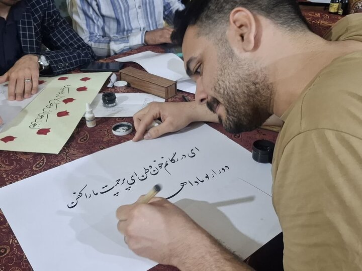 تصاویر/ موکب ایران با رویکرد هنر و حماسه همراه با آیین شور کتیبه هادر میدان کمال الملک کاشان
