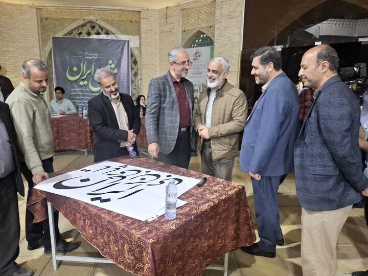 تصاویر/ موکب ایران با رویکرد هنر و حماسه همراه با آیین شور کتیبه هادر میدان کمال الملک کاشان