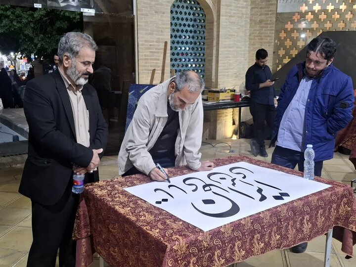 تصاویر/ موکب ایران با رویکرد هنر و حماسه همراه با آیین شور کتیبه هادر میدان کمال الملک کاشان