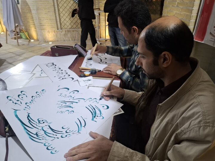 تصاویر/ موکب ایران با رویکرد هنر و حماسه همراه با آیین شور کتیبه هادر میدان کمال الملک کاشان