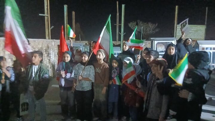 تصاویر/ مردم همیشه در صحنه جای جای استان کرمان پای کار نظام و انقلاب در تجمعات شبانه