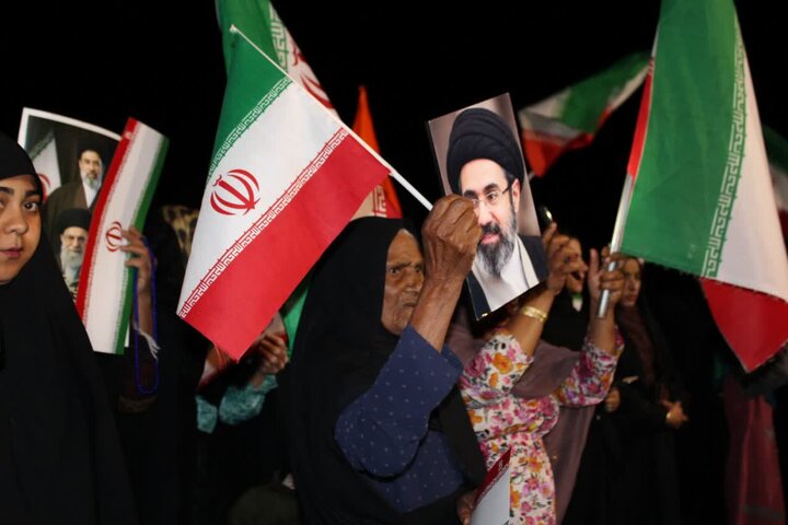 تصاویر/ مردم همیشه در صحنه جای جای استان کرمان پای کار نظام و انقلاب در تجمعات شبانه