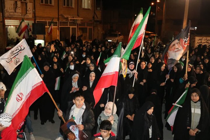 تصاویر/اجتماع شبانه مردم ولایی و انقلابی کارچان در دفاع از ایران و بیعت با رهبر انقلاب