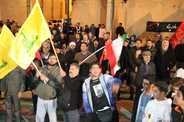 تصاویر/اجتماع شبانه مردم ولایی و انقلابی کارچان در دفاع از ایران و بیعت با رهبر انقلاب
