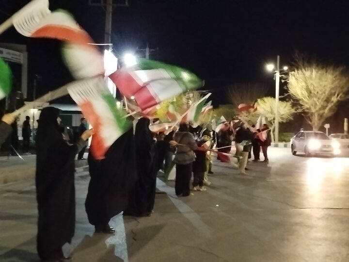 تصاویر/پرچم گردانی نمازگزاران در میدان حافظیه اراک