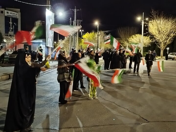 تصاویر/پرچم گردانی نمازگزاران در میدان حافظیه اراک