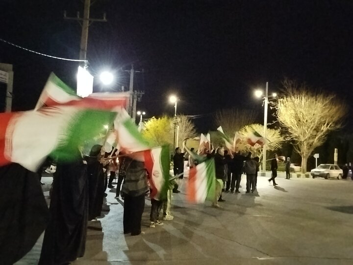 تصاویر/پرچم گردانی نمازگزاران در میدان حافظیه اراک