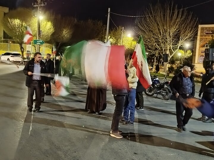 تصاویر/پرچم گردانی نمازگزاران در میدان حافظیه اراک
