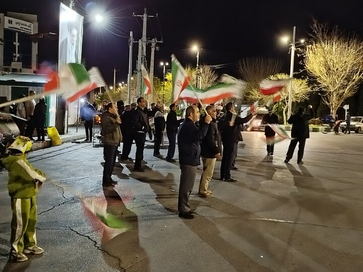 تصاویر/پرچم گردانی نمازگزاران در میدان حافظیه اراک
