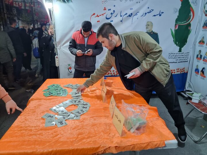 تصاویر/بازدید مدیرکل بنیاد شهید و امور ایثارگران استان مرکزی از غرفه «سلام شهید» و موکب تشکل یادگاران شهدای استان مرکزی