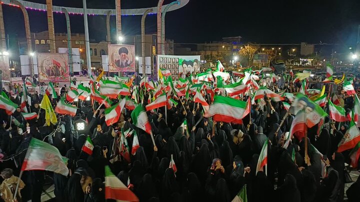 تصاویر/چهل و سومین شب حضور پرشور مردم ولایتمدار مامونیه در تجدید بیعت با آرمان‌های انقلاب