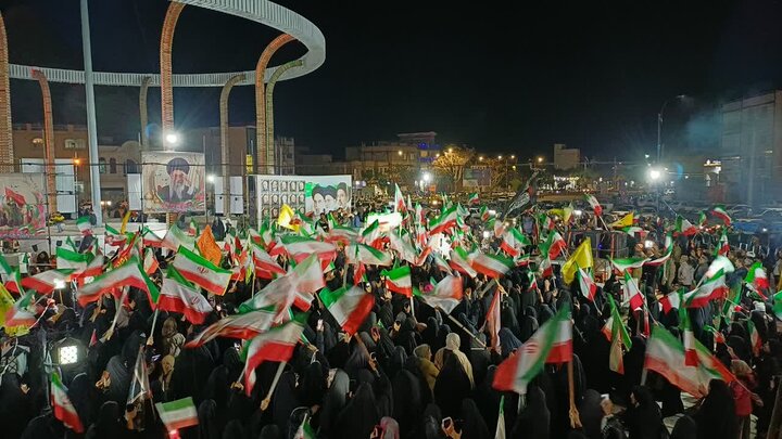 تصاویر/چهل و سومین شب حضور پرشور مردم ولایتمدار مامونیه در تجدید بیعت با آرمان‌های انقلاب