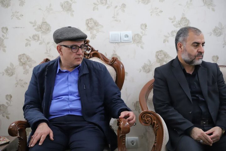 تصاویر/استاندار مرکزی با خانواده شهید محمد بادران از شهدای جنگ رمضان
