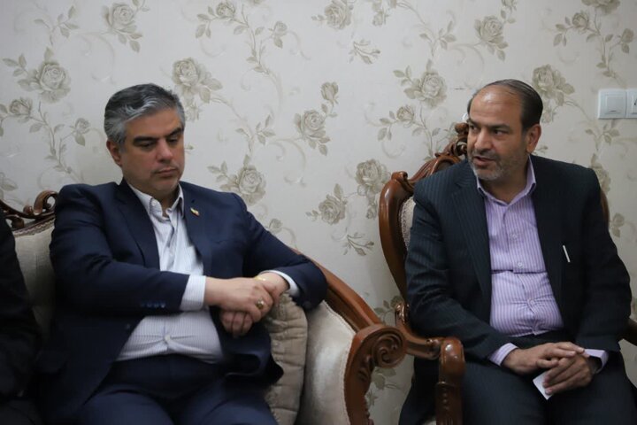 تصاویر/استاندار مرکزی با خانواده شهید محمد بادران از شهدای جنگ رمضان