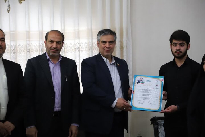تصاویر/استاندار مرکزی با خانواده شهید محمد بادران از شهدای جنگ رمضان
