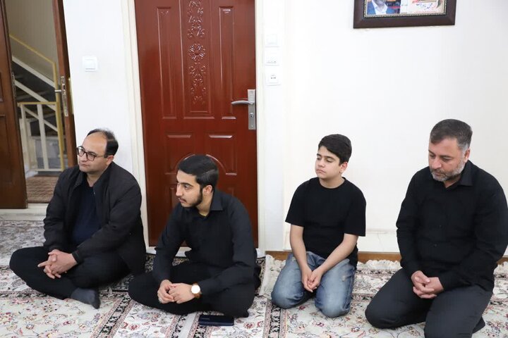 تصاویر/استاندار مرکزی با خانواده شهید محمد بادران از شهدای جنگ رمضان