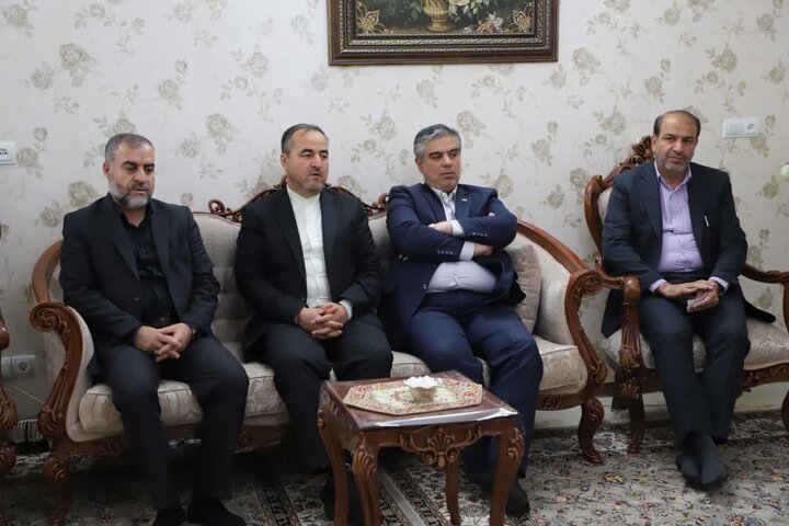 تصاویر/استاندار مرکزی با خانواده شهید محمد بادران از شهدای جنگ رمضان