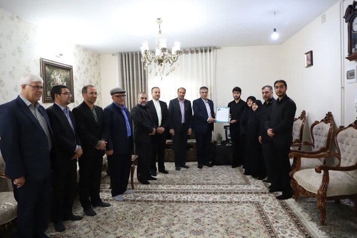 تصاویر/استاندار مرکزی با خانواده شهید محمد بادران از شهدای جنگ رمضان