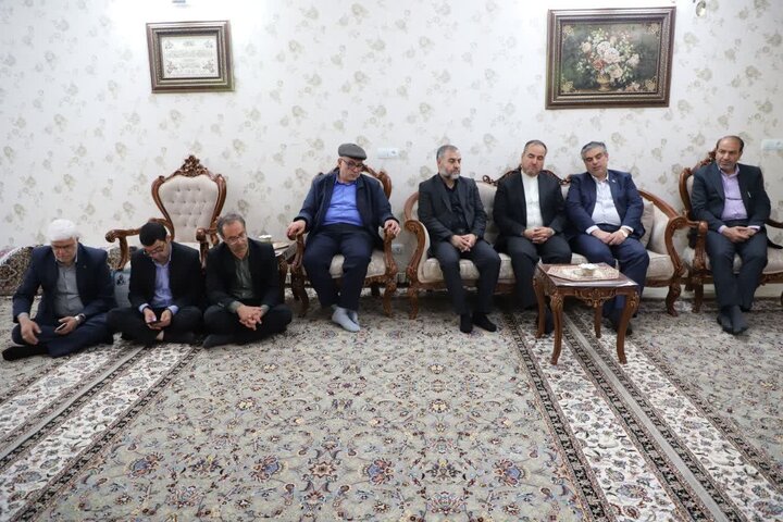 تصاویر/استاندار مرکزی با خانواده شهید محمد بادران از شهدای جنگ رمضان