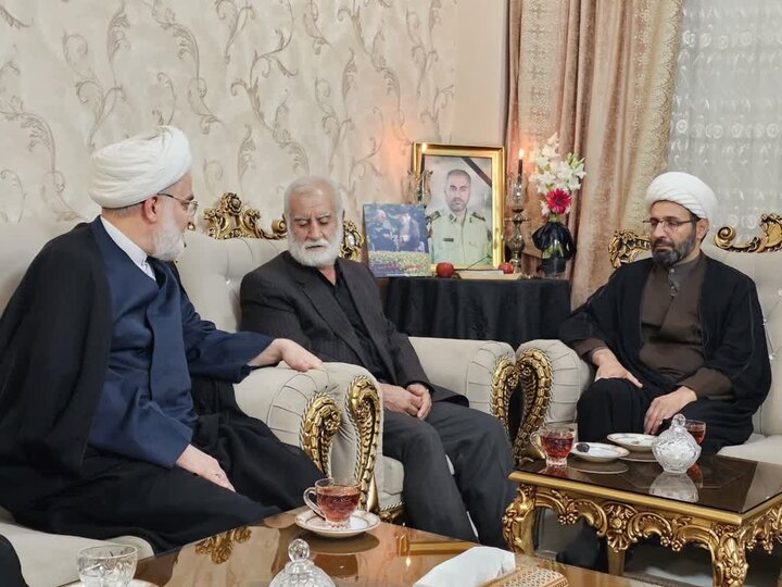 تصاویر/ دیدار نماینده ولی‌فقیه در کردستان با خانواده شهدای جنگ رمضان شهرستان قروه