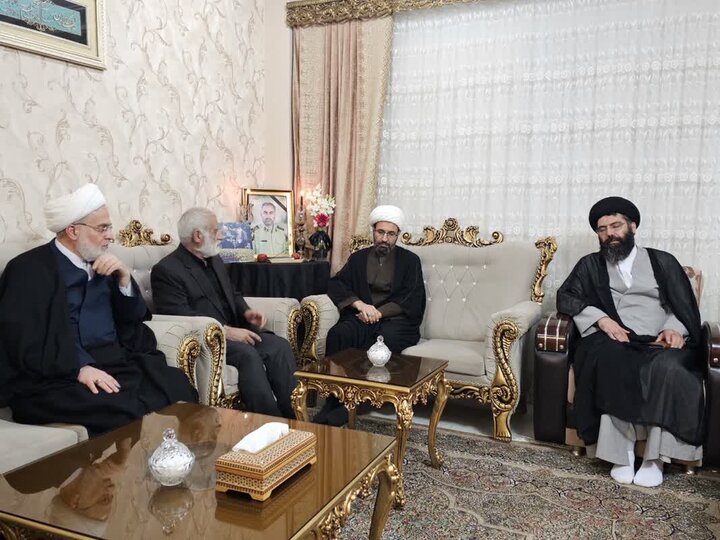 تصاویر/ دیدار نماینده ولی‌فقیه در کردستان با خانواده شهدای جنگ رمضان شهرستان قروه