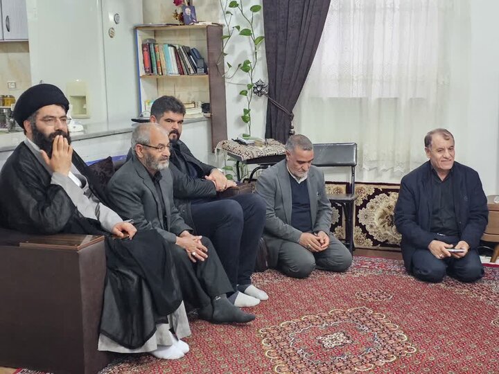 تصاویر/ دیدار نماینده ولی‌فقیه در کردستان با خانواده شهدای جنگ رمضان شهرستان قروه