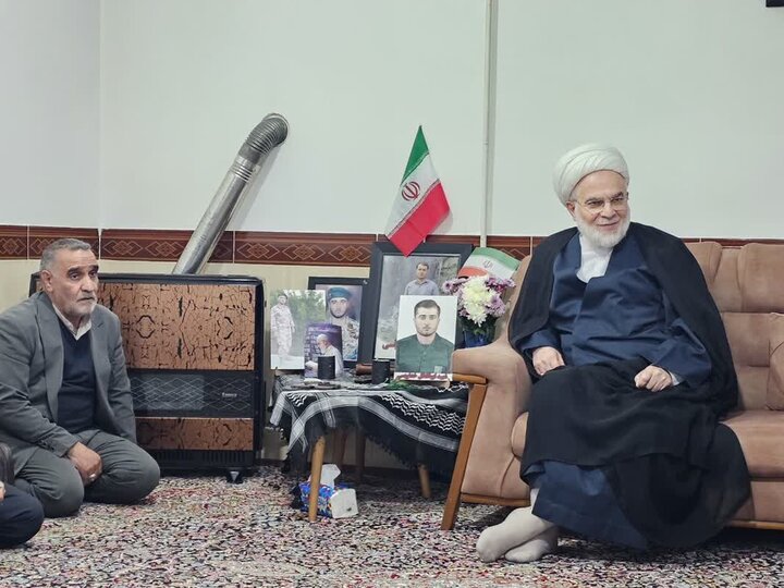 تصاویر/ دیدار نماینده ولی‌فقیه در کردستان با خانواده شهدای جنگ رمضان شهرستان قروه