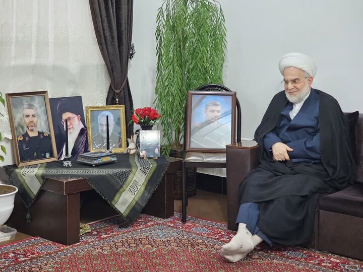 تصاویر/ دیدار نماینده ولی‌فقیه در کردستان با خانواده شهدای جنگ رمضان شهرستان قروه