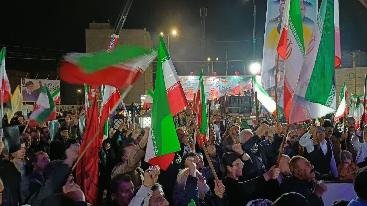 فیلم | رجز خوانی نوجوان اراکی در چهل و سومین شب حضور در میدان شهدا
