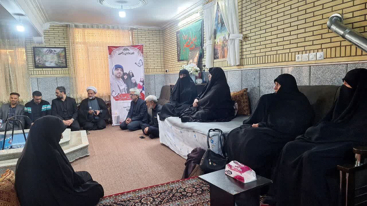 دیدار مدیر جامعه‌الزهرا(س) با خانواده استاد شهید