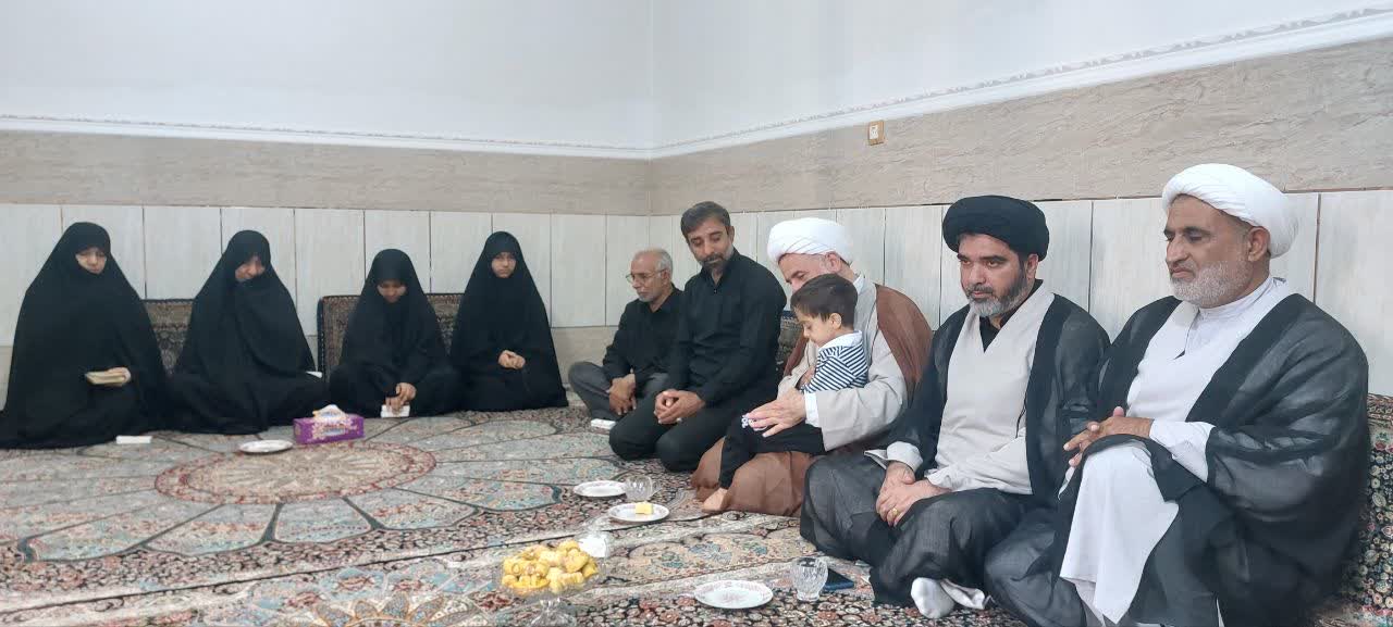 دیدار مدیر منطقه سه حوزه علمیه با خانواده شهید حجت الاسلام خاکسار +تصویر