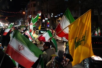 تصاویر/ اجتماع شبانه مردم ولایی و انقلابی ابهر در دفاع از ایران و بیعت با رهبر انقلاب