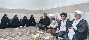 دیدار مدیر منطقه سه حوزه علمیه با خانواده شهید حجت‌الاسلام خاکسار +تصویر