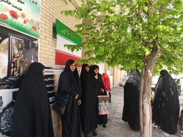 تصاویر/ دیدار کارکنان مدرسه علمیه کوثر ابرکوه با خانواده شهید والامقام رحمن چاکرالحسینی
