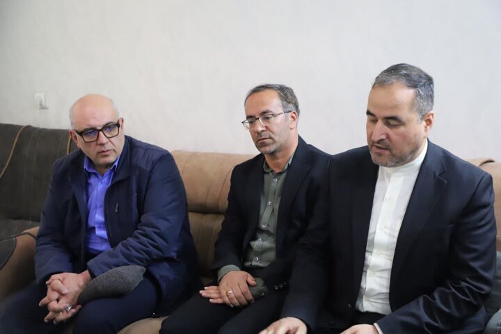 تصاویر/دیدار استاندار مرکزی با خانواده شهید عزت الله بابایی از شهدای جنگ رمضان