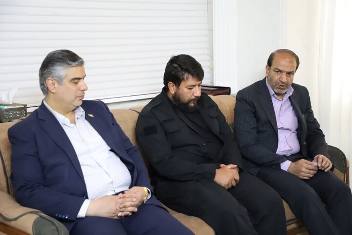 تصاویر/دیدار استاندار مرکزی با خانواده شهید عزت الله بابایی از شهدای جنگ رمضان