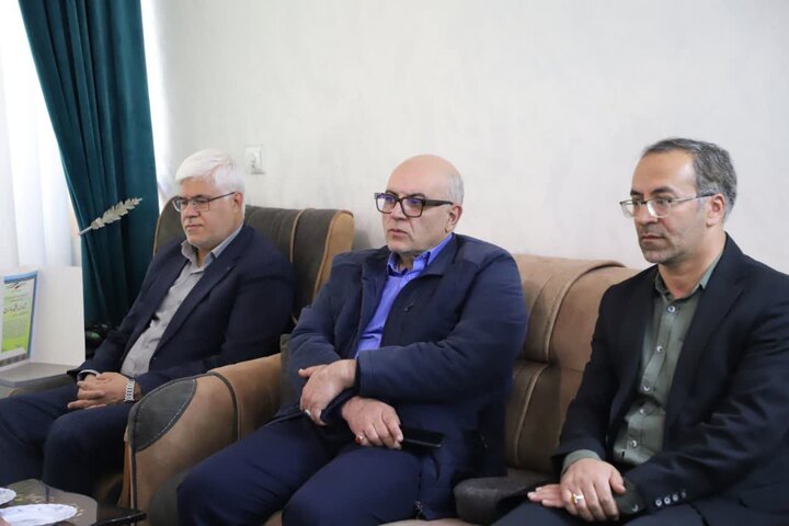 تصاویر/دیدار استاندار مرکزی با خانواده شهید عزت الله بابایی از شهدای جنگ رمضان