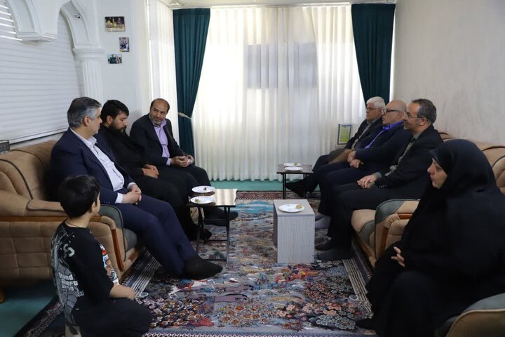 تصاویر/دیدار استاندار مرکزی با خانواده شهید عزت الله بابایی از شهدای جنگ رمضان