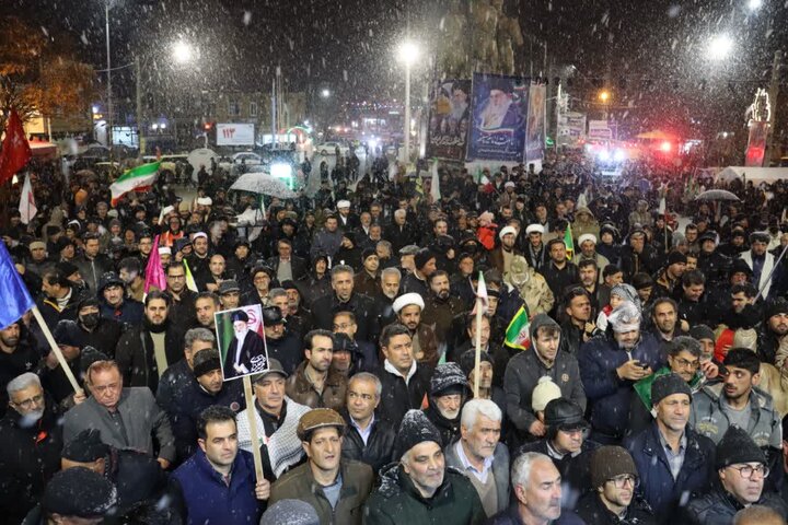 تصاویر/ میدان داری مردم چالدران در قرار چهل و چهارم سنگر خیابان زیر بارش برف